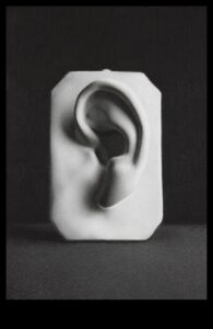 מעבר לריאליזם: בחינת אפשרויות מופשטות עם פחם